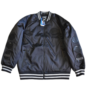 Chaqueta bomber Los Angeles Lakers Blackout negra vista frontal.