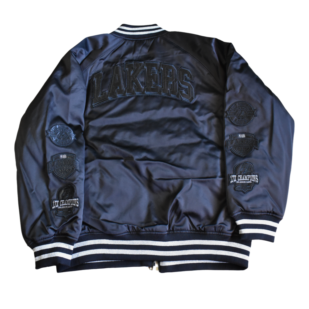 Espalda de chaqueta bomber Lakers Blackout con logotipo LAKERS en relieve.