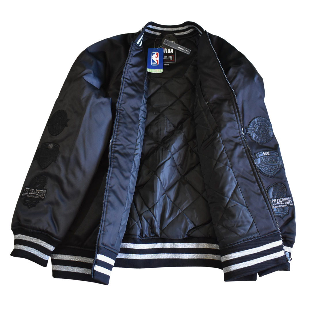 Espalda de chaqueta bomber Lakers Blackout con logotipo LAKERS en relieve.