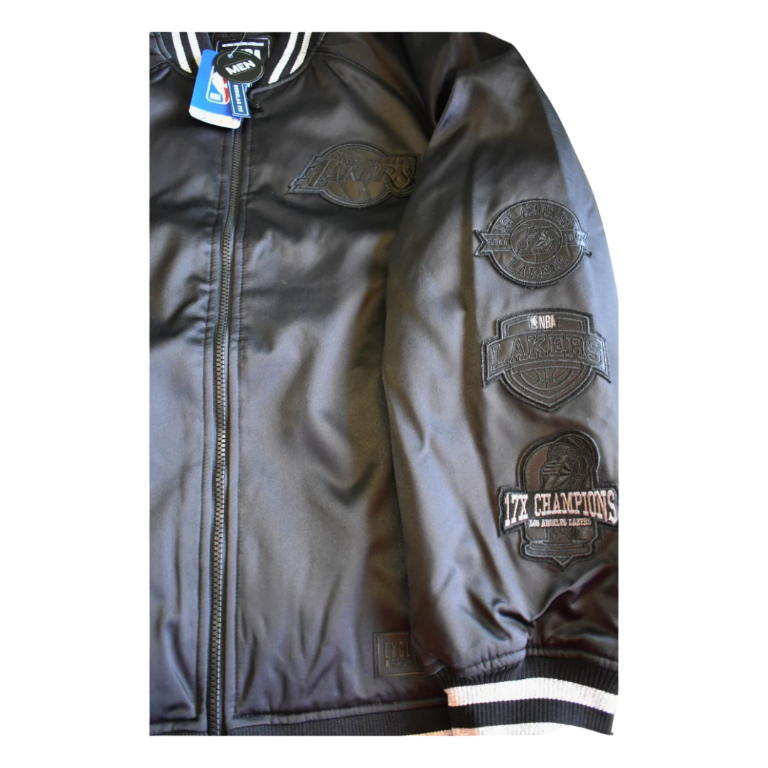 Detalle de los parches 17X Champions en la manga de la chaqueta Lakers Blackout.