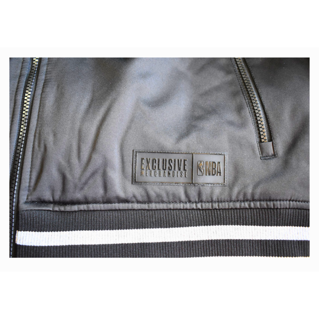 Detalle de los parches 17X Champions en la manga de la chaqueta Lakers Blackout.