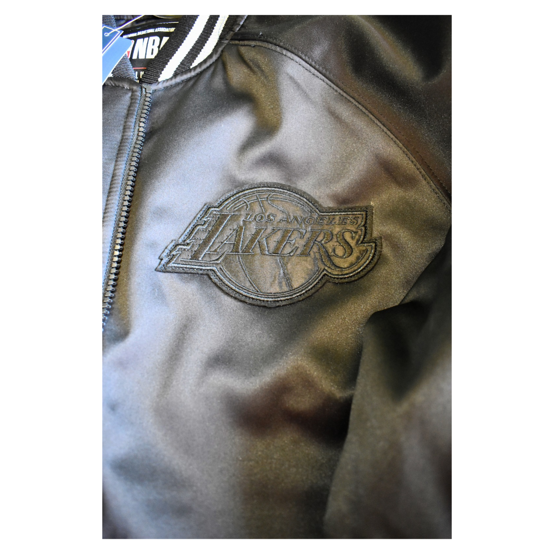 Detalle de los parches 17X Champions en la manga de la chaqueta Lakers Blackout.